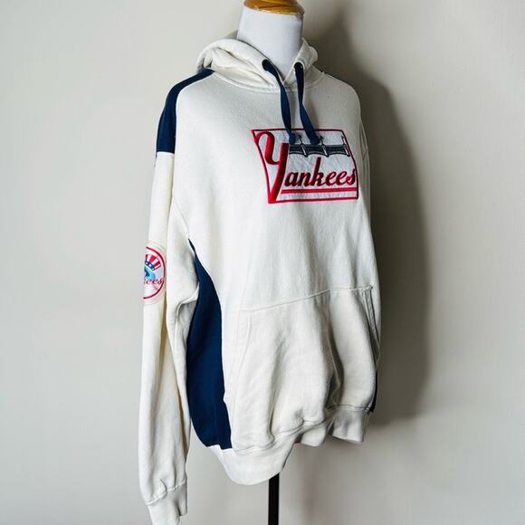 Majestic Cooperstown Collection Vintage Cream Yankees Embroidered Hoodie - Picture 3 of 8